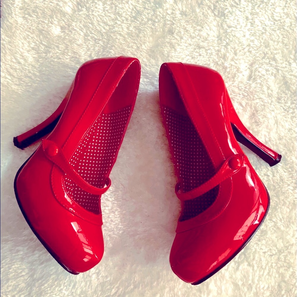 Pinup Couture Shiny Red Pumps